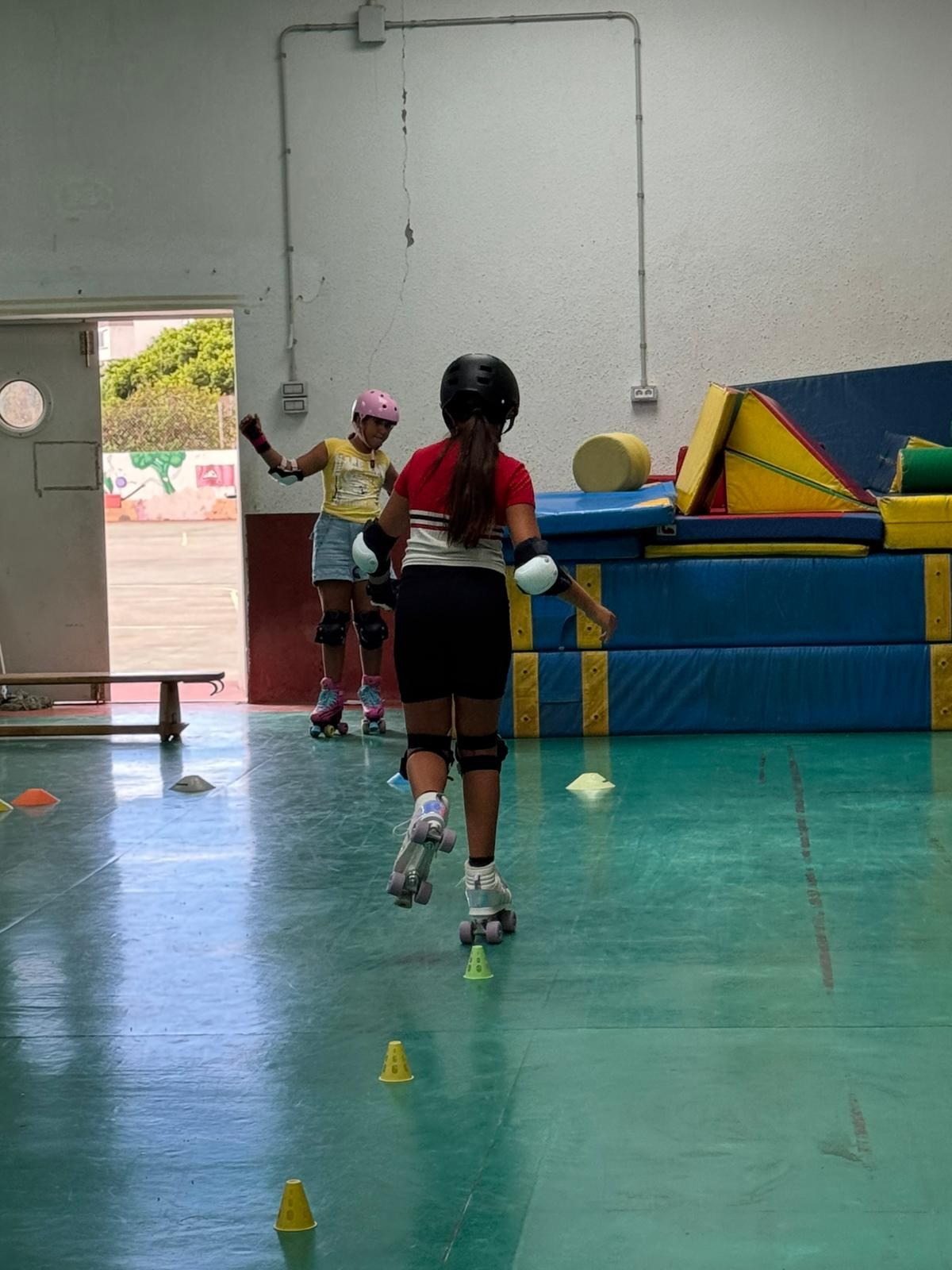 Patinaje con casco y protecciones