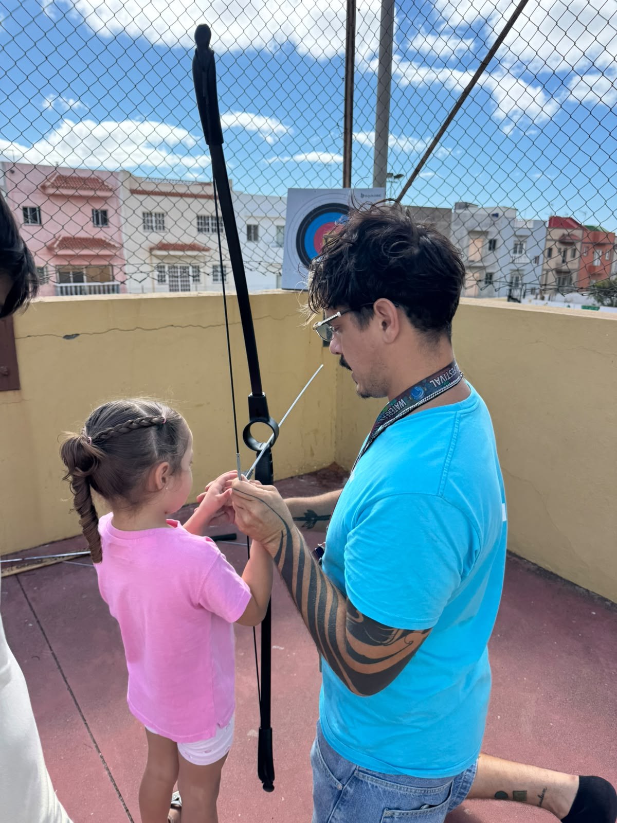 Actividad de tiro con arco con acompañamiento del monitor