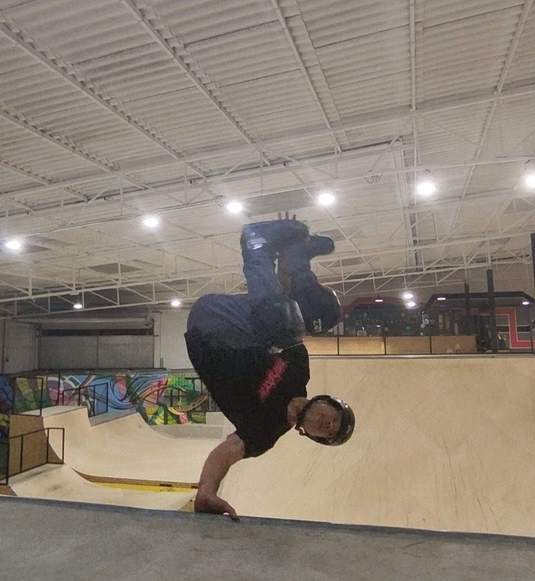 Osmal Estrada realizando una maniobra de patinaje en Half-Pipe